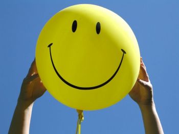 Żółty balon z namalowanym uśmiechem