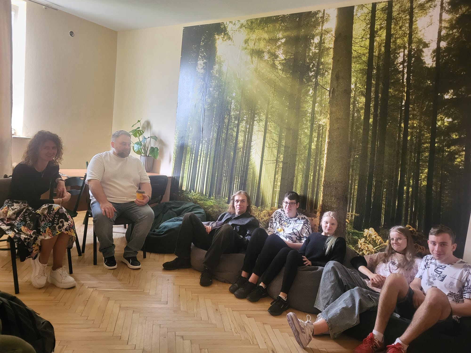 Uczniowie podczas spotkania z terapeutami