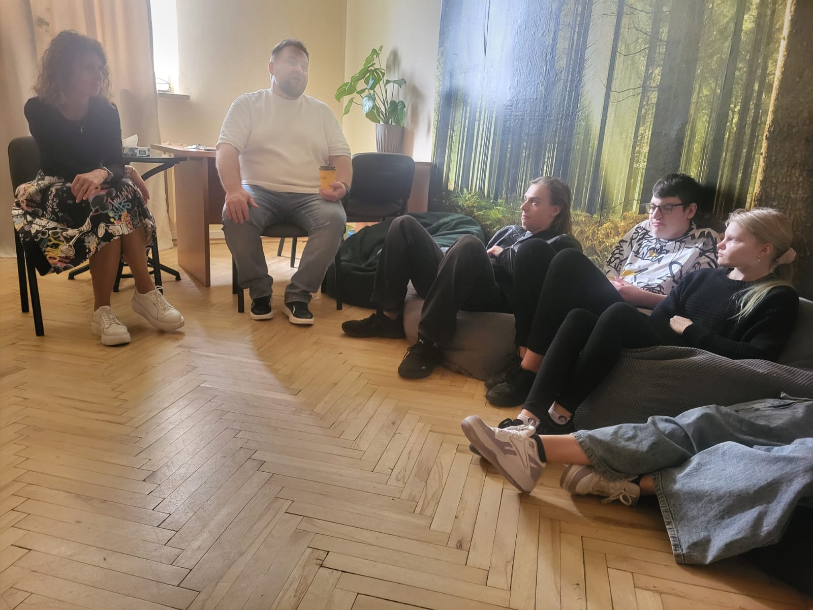 Uczniowie i terapeuci w sali relaksacyjnej
