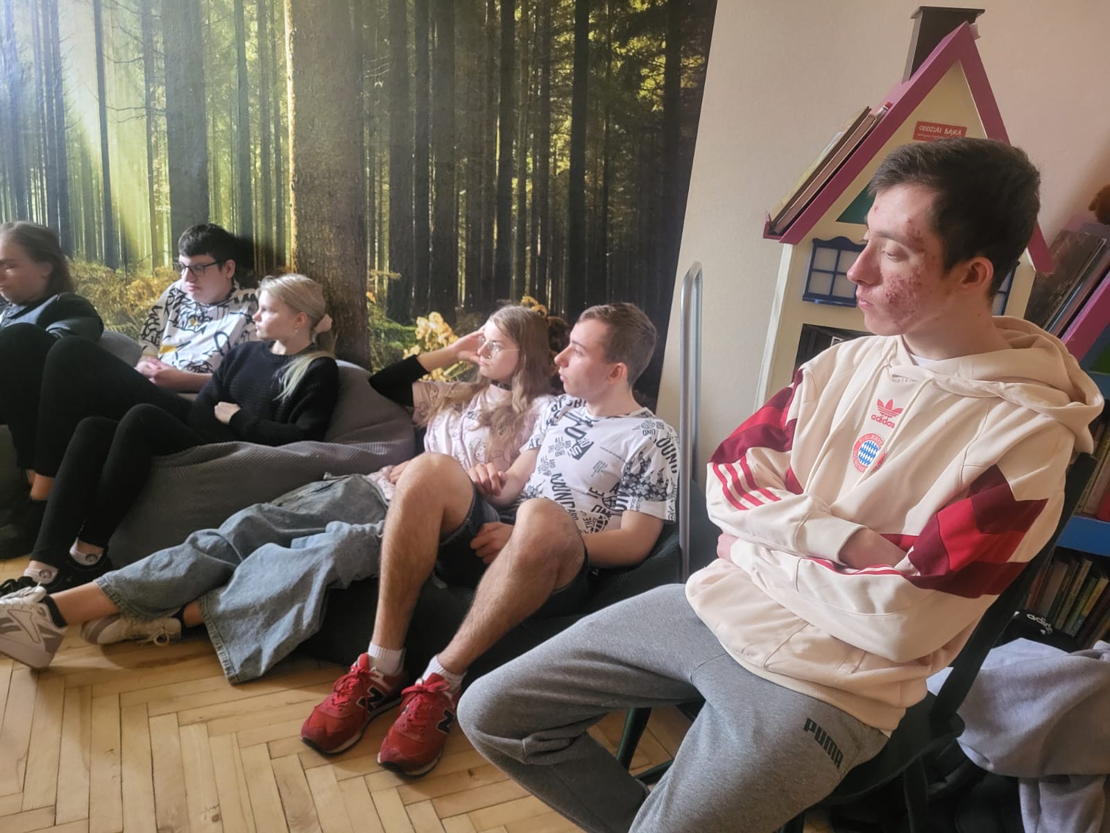 Uczniowie podczas spotkania z terapeutami 