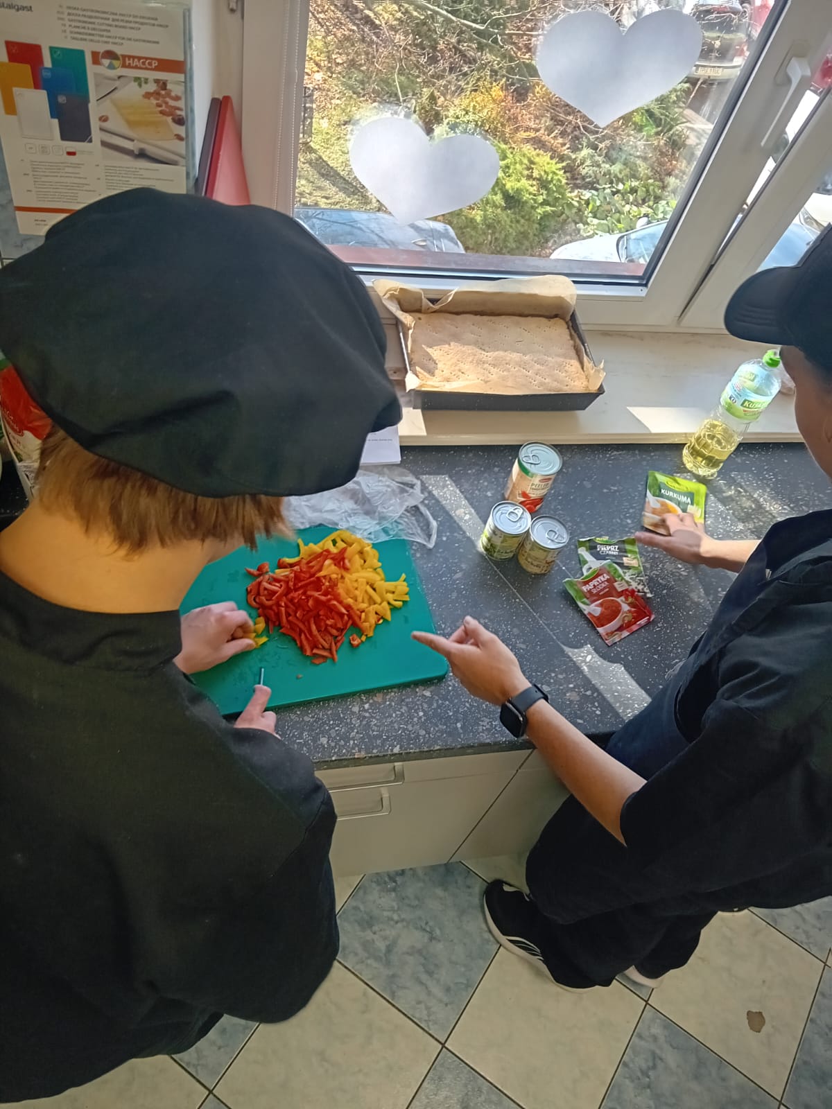 Uczniowie kroją paprykę