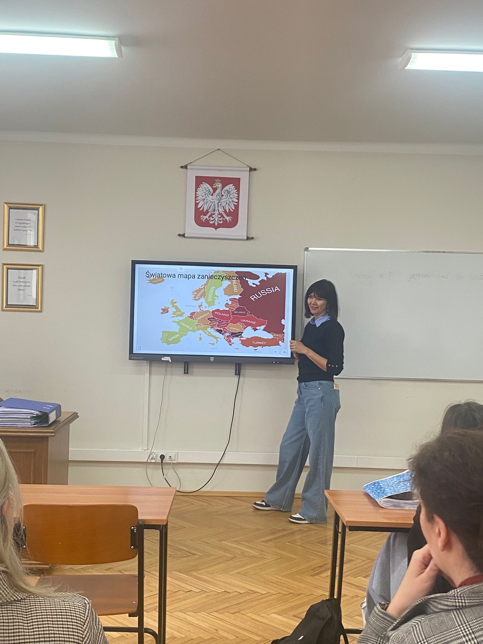 Nauczycielka prowadzi prelekcję dotyczącą ekologii