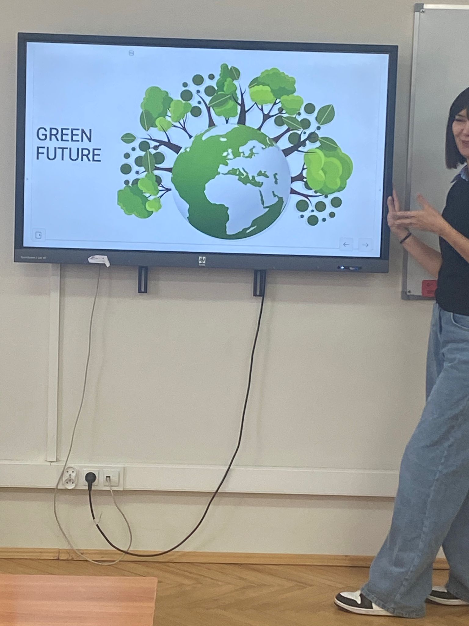 Tablica interaktywna z grafiką przedstawiająca Ziemię i napisem "Green Future" 