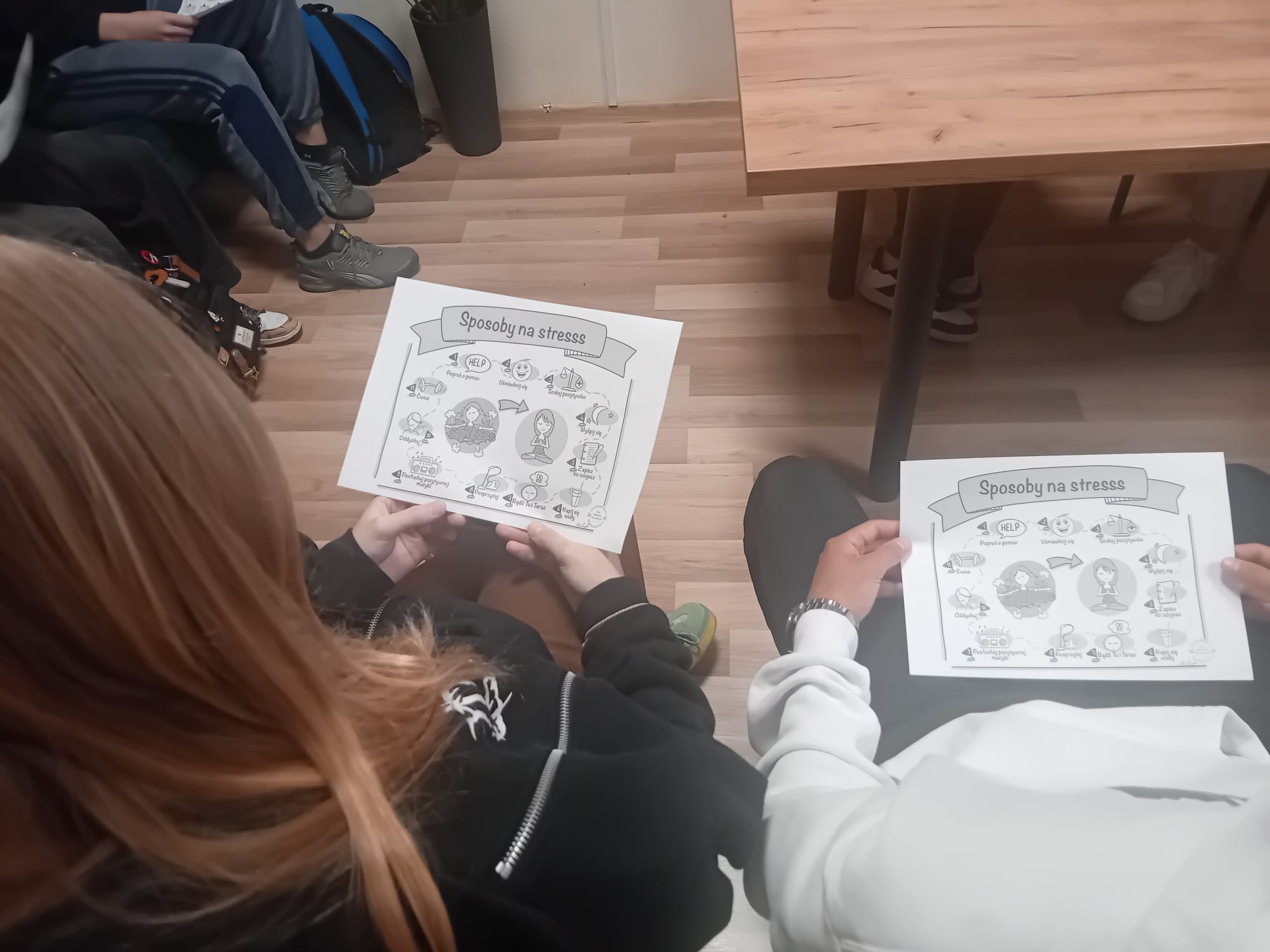 Uczniowie czytają notatki graficzne "Sposoby na stres"