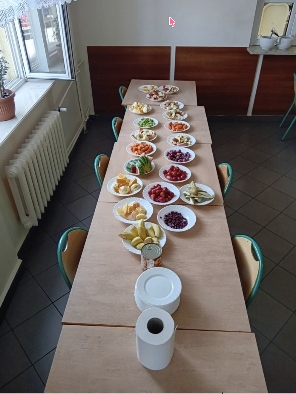 Pokrojone owoce na stołach