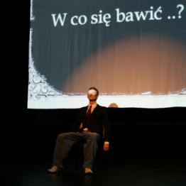 Uczeń na scenie teatralnej