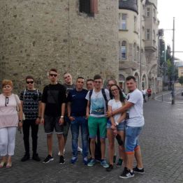 Grupa uczniów spaceruje po mieście 
