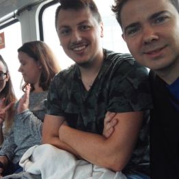 Uczniowie jadą autobusem