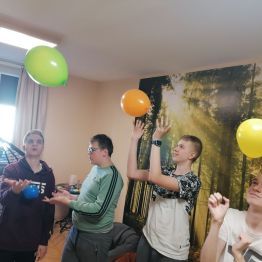 Uczniowie rzucają balonami