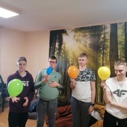 Uczniowie trzymają w rękach kolorowe balony