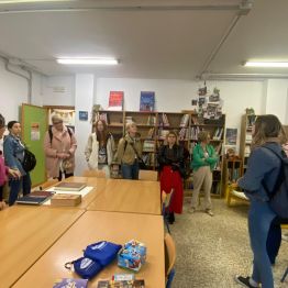 Nauczyciele podczas zwiedzania instytucji oświatowej