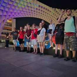 Uczniowie podczas wieczornego spaceru po Sevilli 