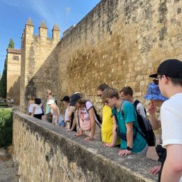 Uczniowie zwiedzają zabytkowy budynek w Hiszpanii