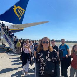 Uczniowie wysiadają z samolotu 