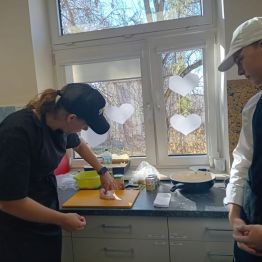 Uczniowie przygotowują danie w pracowni 