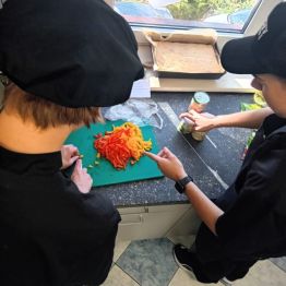 Uczniowie kroją paprykę