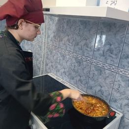 Uczennica miesza potrawę 