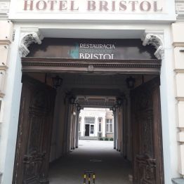 dawniej część hotelowa teatru