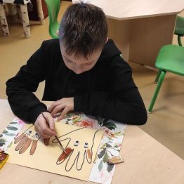 Adaś przygotowujący laurkę dla dziadków.