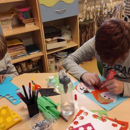 Kacper i Kewin przygotowujący laurki dla swoich dziadków. 