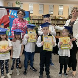 Uczniowie klasy I c stoją z Panią Dyrektor Martą Jagniątkowską i Wicedyrektor Moniką Dziedzic po uroczystym pasowaniu.