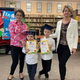 Uczniowie klasy I a stoją z Panią Dyrektor Martą Jagniątkowską i Wicedyrektor Moniką Dziedzic po uroczystym pasowaniu.