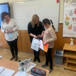 Pani psycholog wręcza nagrodę