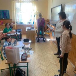 Pani Dyrektor wręcza nagrodę uczennicy