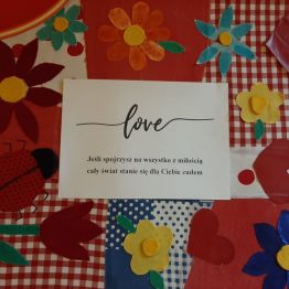 Okolicznościowy plakat walentynkowy z napisem: " Love- jeśli spojrzysz na wszystko z miłością, cały świat stanie się dla ciebie cudem"