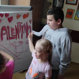 grupa dzieci rysująca walentynkowe akcenty