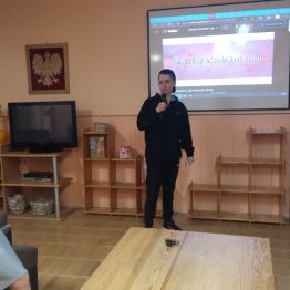 Karaoke - chłopiec śpiewa piosenkę