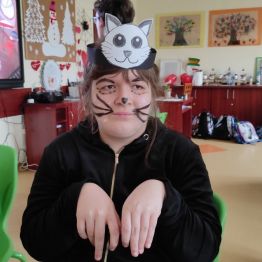 Paulina w przebraniu kota. 