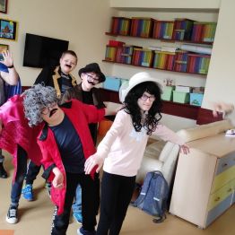 Grupa uczniów z wychowawczynią w karnawałowych stylizacjach.