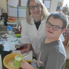 Dawid z wychowawczynią mieszają składniki, z których będą pieczone gofry.