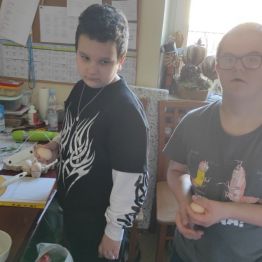 Wojtuś i Dawid trzymają jajka w dłoniach.
