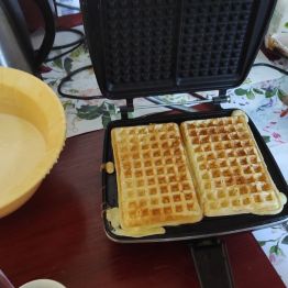 Chrupiące i gorące gofry w gofrownicy.