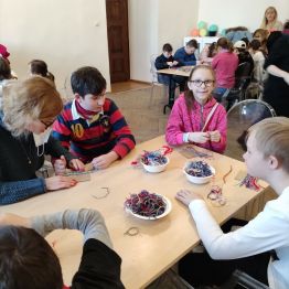 Uczniowie wykonują własną podkładkę pod kubek.