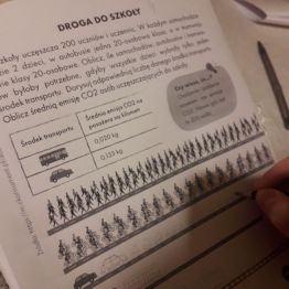 Wychowanek wypełnia kartę pracy