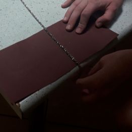 ten sam łańcuszek umieszczamy na papierze ściernym i obserujemy proces zsuwania się łańcuszka ze stołu