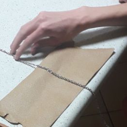 obserwujemy zsuwanie się łańcuszka z papieru ściernego o innej grubości