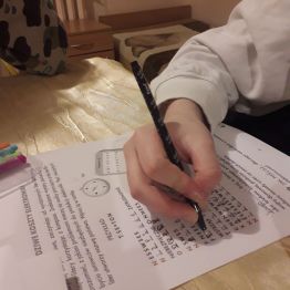 Wychowanek wypełnia kartę pracy