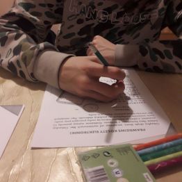 Wychowanek wypełnia kartę pracy