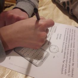 Wychowanek wypełnia kartę pracy