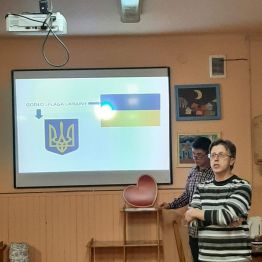 Wychowawca omawiający slajdy wyświetlane na ekranie