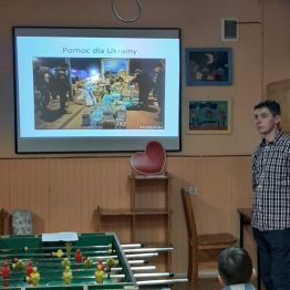 Wychowawca omawiający slajdy wyświetlane na ekranie