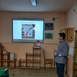 Wychowawca omawiający slajdy wyświetlane na ekranie