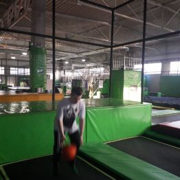 chłopiec skacze z piłka na trampolinie
