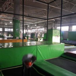 chłopiec skacze z piłka na trampolinie