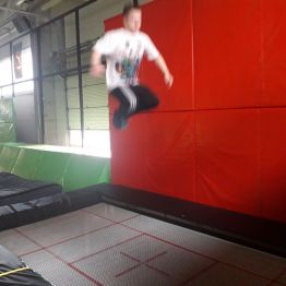 chłopiec skacze na trampolinie