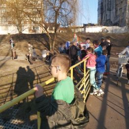 Dzieci obserwują Marzannę.